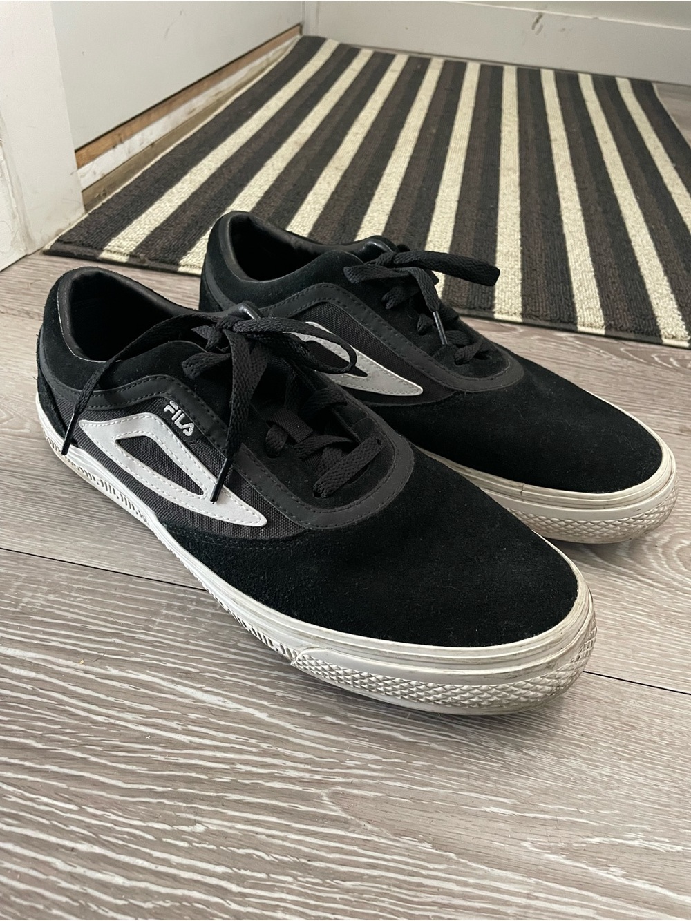 FILA Suede Leather Mens Low Top Skate Sneakers Shoes Size 10